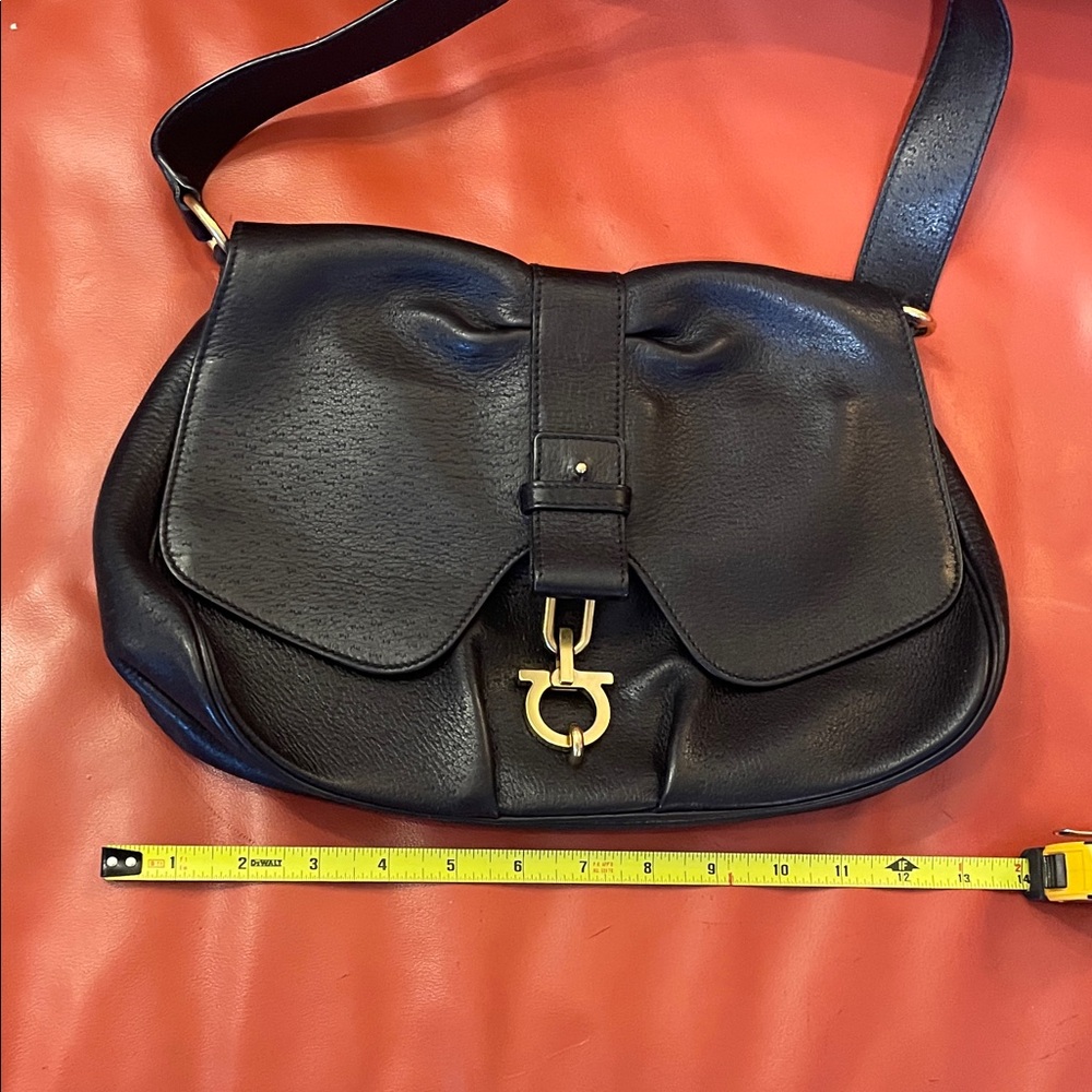 Salvatore Ferragamo “Gancini” Black leather shoulder bag. - Picture 5 of 6